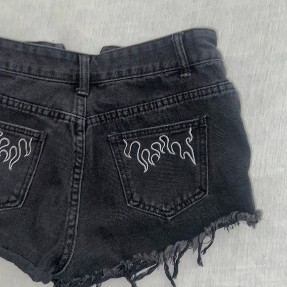 Flamed back pockets denim shorts Purest y2k vibes black high waisted bottoms - Picture 7 of 13